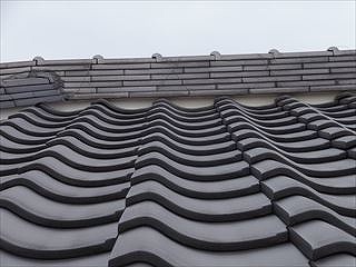 新しい漆喰を詰めた棟の下